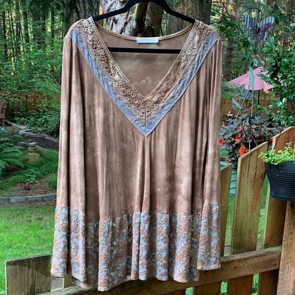 T Party Fashion Tan and Blue Lace V-Neck Tunic - Picture 1 of 8